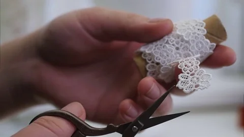 Cutting white lace with scissors Vídeos de archivo 73498000