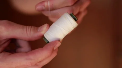 Cutting white thread from a bobbin 動画素材 73506153
