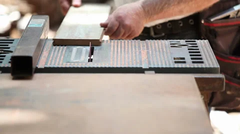 Cutting wood on table saw Видео 39742057