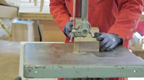Cutting Wood Using a Bandsaw 스톡 동영상 40333438