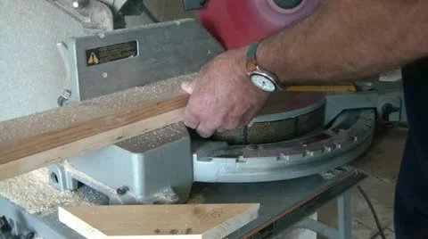Cutting Wood Using  Tape Measure for Accuracy Vidéo 12576993