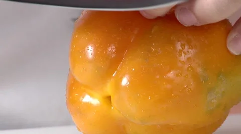 Cutting a yellow pepper into rings Video stock 8573625