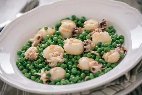 Cuttlefish with peas on a plate. High quality photo. Foto stock
