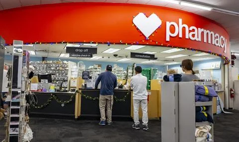 CVS Pharmacy store interior walk in, customers waiting in line, pharmacist Foto stock