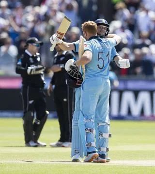 CWC19 Grp: England bt NZ 119r Stock-Fotos