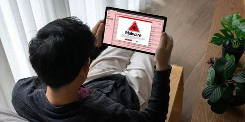 Cyber attack malware alert show computer screen display threat detected snugly Foto stock
