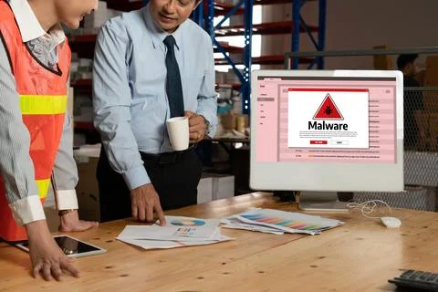 Cyber attack malware alert show computer screen display threat detected snugly Foto stock