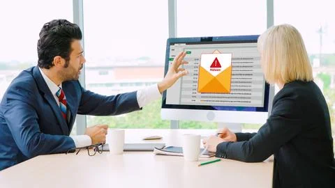 Cyber attack malware alert show computer screen display threat detected snugly Stockfoto's