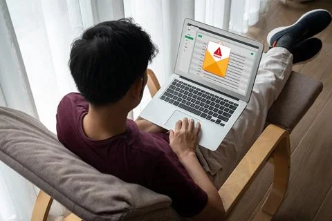 Cyber attack malware alert show computer screen display threat detected snugly Foto stock