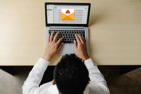 Cyber attack malware alert show computer screen display threat detected snugly Foto stock