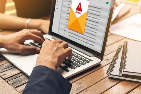 Cyber attack malware alert show computer screen display threat detected snugly Stockfoto's