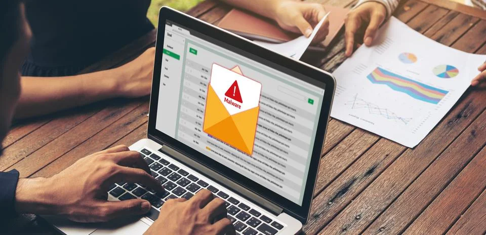 Cyber attack malware alert show computer screen display threat detected snugly Foto stock