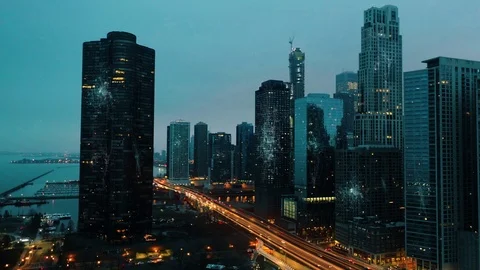 Cyber city - concept visualization of electrical power grid, data flow, energy Vidéo 116337600