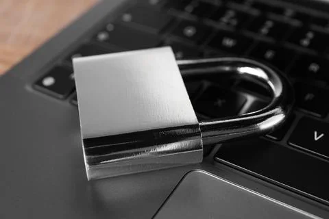 Cyber security. Laptop with padlock on table, closeup Stockfoto's