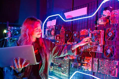 Cyber security. Software engineer holding laptop computer at data center ch.. 库存照片