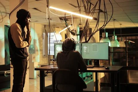 Cyberattack, criminals team coding computer virus program Foto stock