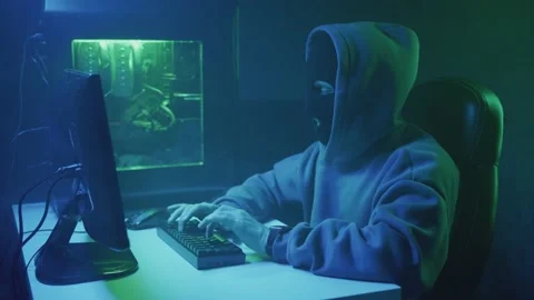 Cybercriminal hacker typing and looking at the clock on his hand Vídeos de archivo 205006850