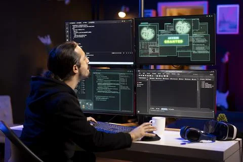Cybercriminal using malicious spyware program to compromise devices Fotos de archivo