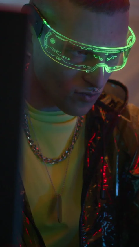Cyberpunk Hacker in Smart Visor Programming on Computer in Dark Neon Room 스톡 동영상 327632729