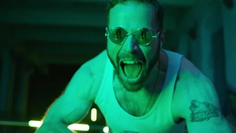 Cyberpunk - muscular man makes threatening gestures 動画素材 281292953