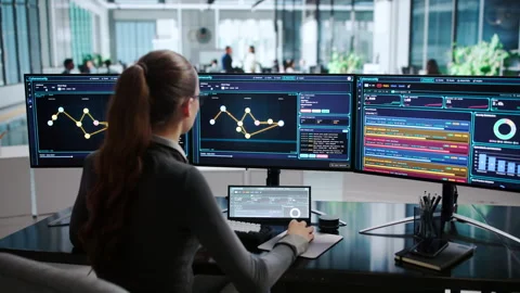 Cybersecurity Analyst Carefully Monitors Threat Detection Software Vídeo Stock 343887283