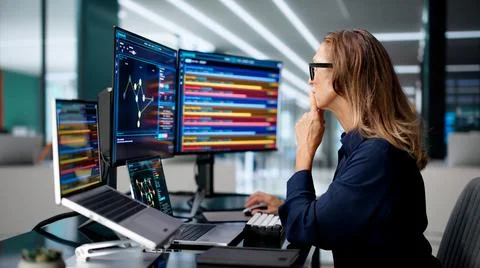 Cybersecurity Analyst Closely Monitors Network Threats Using Advanced Softwar 스톡 사진
