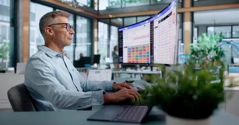 Cybersecurity Analyst Monitors Cloud Security Risks On Dual Touchscreen Lapto Stockfoto's
