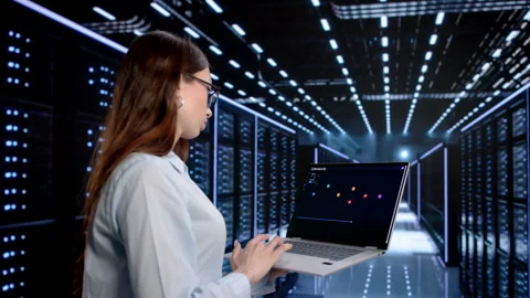Cybersecurity Analyst Monitors Network Threats Using Software Tools Vídeos de archivo 334533345