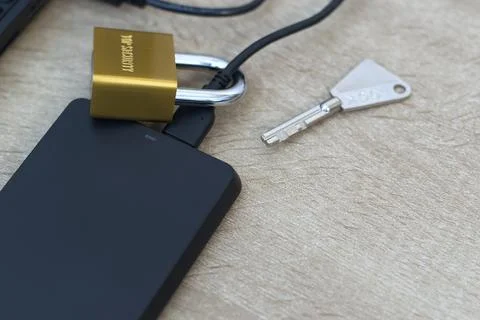 Cybersecurity concept - Physical lock on external SSD data storage. Foto stock