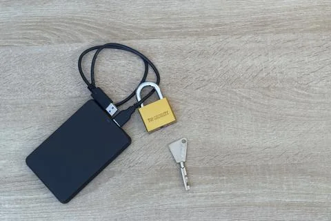 Cybersecurity concept - Physical lock on external SSD data storage. Foto stock
