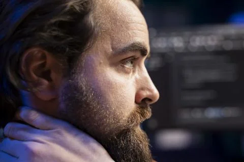 Cybersecurity expert in apartment uses computer to look for security liabilities Foto stock