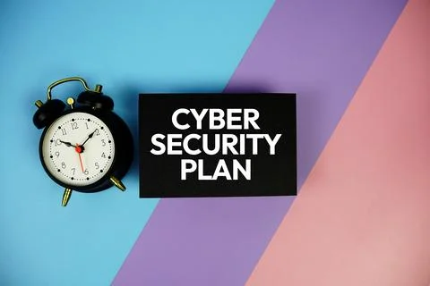 Cybersecurity Plan text with alarm clock on paper card on blue, purple, pin.. Foto stock
