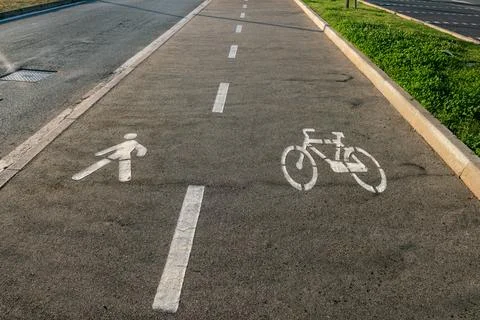 Cycle path with an area dedicated to those who walk, run or walk, nearby there Stock Photos