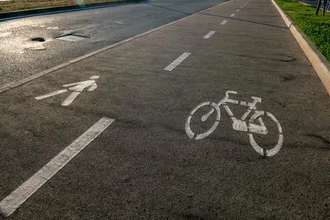 Cycle path with an area dedicated to those who walk, run or walk, nearby there Stock Photos