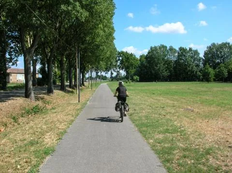 The cycle path of the river Po in the plains of northern Italy Foto stock