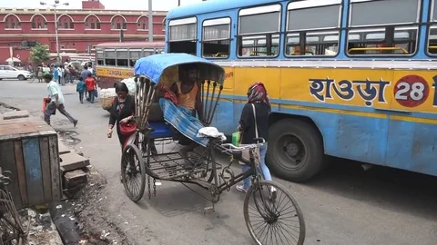 Cycle rickshaw driver outside Howrah Junction railway station Video stock 77446629