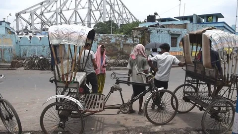 Cycle rickshaw drivers outside Howrah Junction railway station 스톡 동영상 77446876