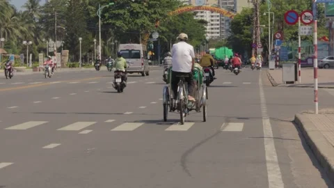 Cycle rickshaw in motion Video stock 241493372