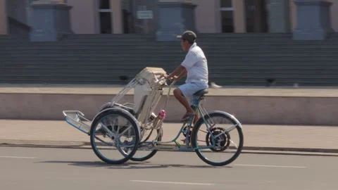 Cycle rickshaw in motion Video stock 241493519