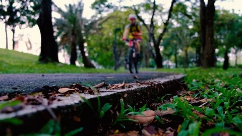 Cycling exercise in the park 库存影片 83498975