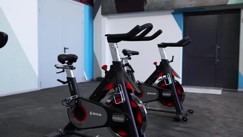 Cycling machine located in modern gym with large windows 库存影片 291324508