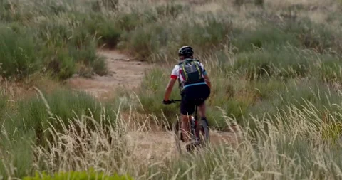 Cycling on the mountains 스톡 동영상 143263959