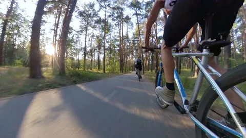 Cycling in the park. Stockbeeldmateriaal 146453871