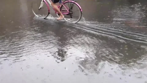 Cycling in the rain 動画素材 321048064