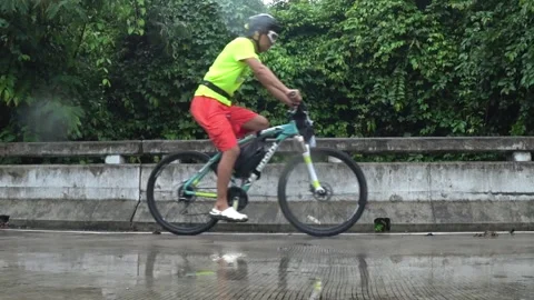 Cycling ride MTB at bridge with tree background Vidéo 247959913