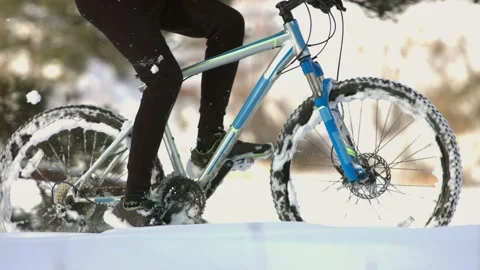 Cycling in the winter. Slow motion 2x. Видео 124331406