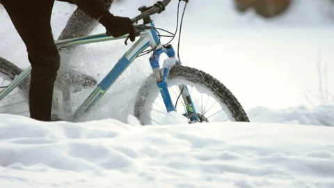 Cycling in the winter. Slow motion 2x. Stockbeeldmateriaal 124331470