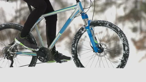 Cycling in the winter. Slow motion 2x. Видео 124331650