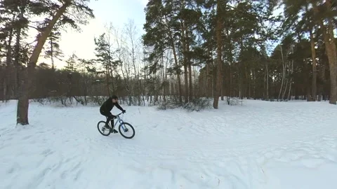 Cycling in the winter. Slow motion 2x. Видео 124609190