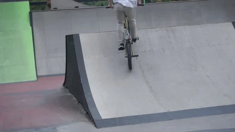Cyclist on bmx performs tricks in skate park Video stock 103218755